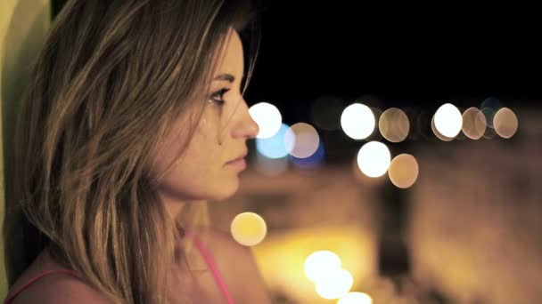 Gece ağlayan üzgün kadın — Stok video