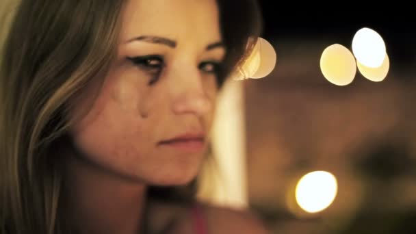 Красивая женщина плачет — стоковое видео