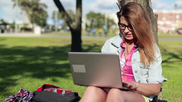 Estudante feminina com laptop no parque — Vídeo de Stock