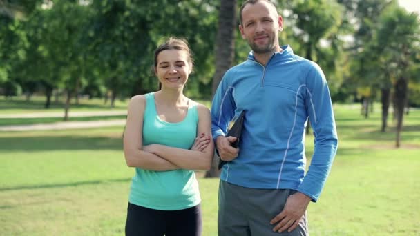 Pareja deportiva de pie en el parque — Vídeo de stock