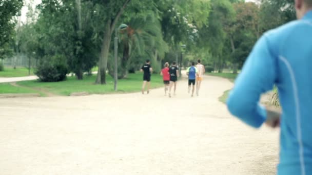 ジョギングの男性のスローモーション撮影 — ストック動画