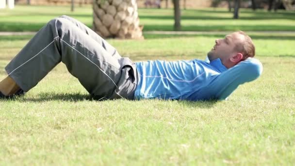 Sportler macht Sit-ups auf Gras — Stockvideo