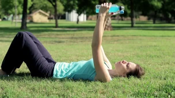 Frau macht Bizeps-Übung mit Flaschen — Stockvideo