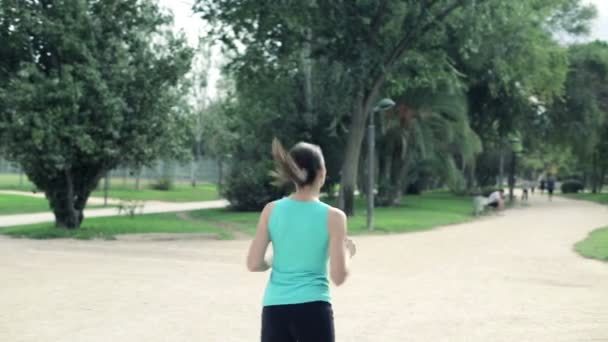 Kadın parkta koşuyor. — Stok video