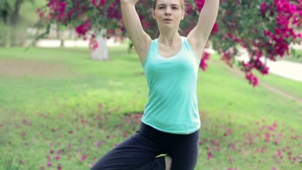 Frau macht Yoga-Übungen — Stockvideo