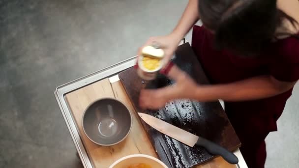 Femme ajoutant du maïs à la salade de légumes — Video