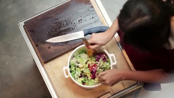 Woman mixing vegetable salad — Stock Video