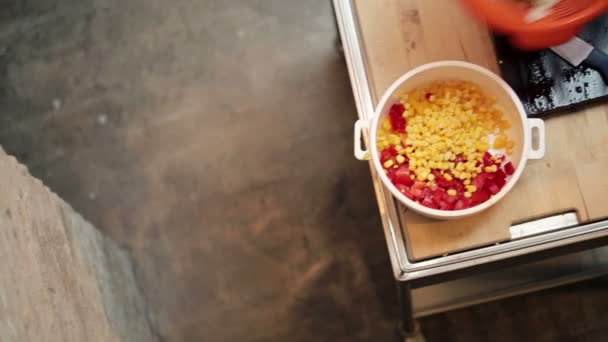 Woman preparing salad — Stock Video