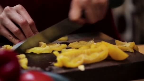 Woman's hands slicing pepper — Stock Video