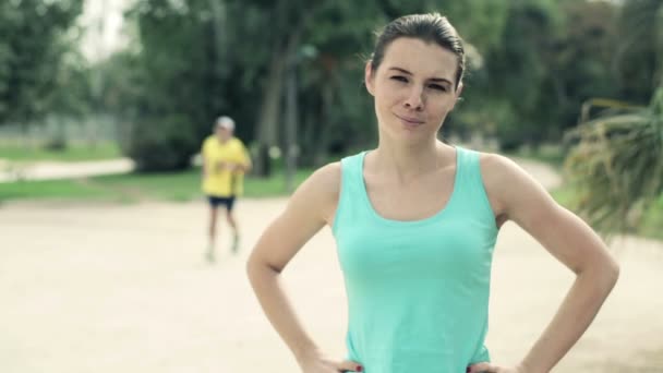 Corredor femenino de pie y sonriente — Vídeos de Stock