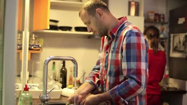 Uomo che lava i piatti dopo la tavola calda — Video Stock