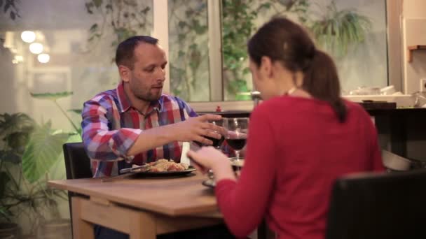 Couple eating spaghetti at home — Stock Video