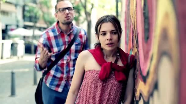 Couple argumentant à côté du mur de graffiti — Video
