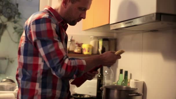 Homem cozinhar espaguete — Vídeo de Stock