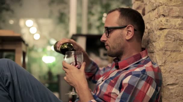 Uomo versando vino a bicchiere — Video Stock