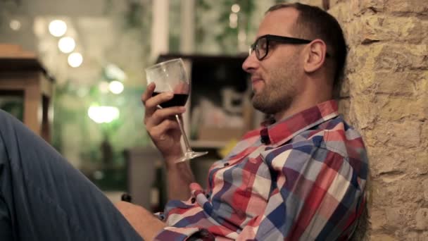 Adam kırmızı şarap içme — Stok video