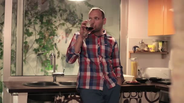 Uomo che fa merenda e beve vino — Video Stock