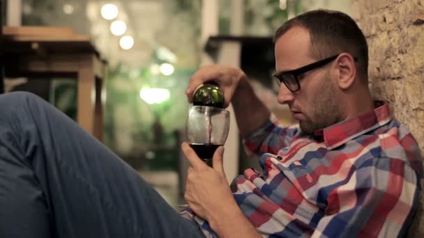 Ubriaco versando vino — Video Stock