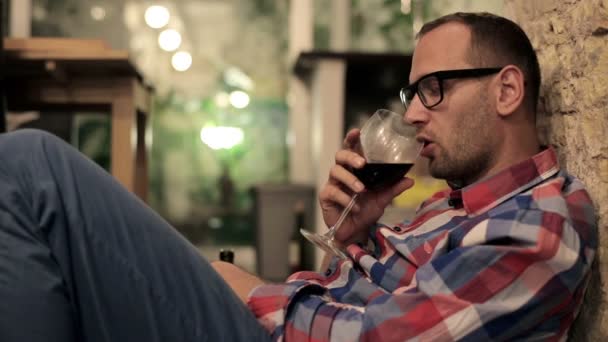 Несчастный человек пьет вино — стоковое видео