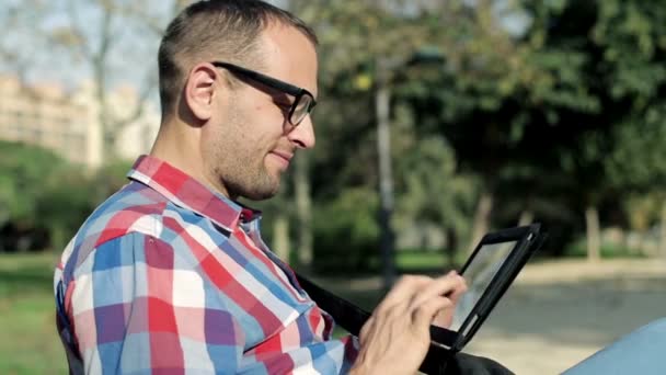 Man browsing on tablet — Stock Video