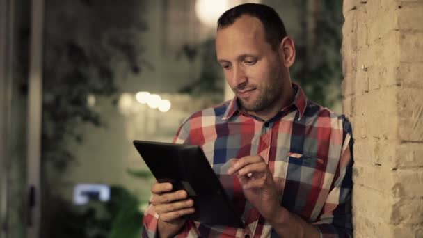 Homem com computador tablet — Vídeo de Stock