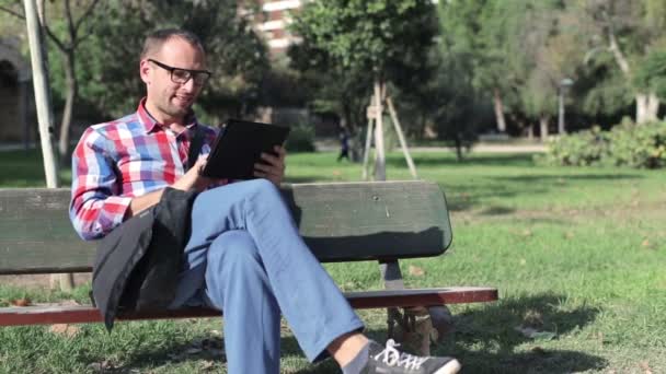 Hombre navegando en la tableta — Vídeos de Stock