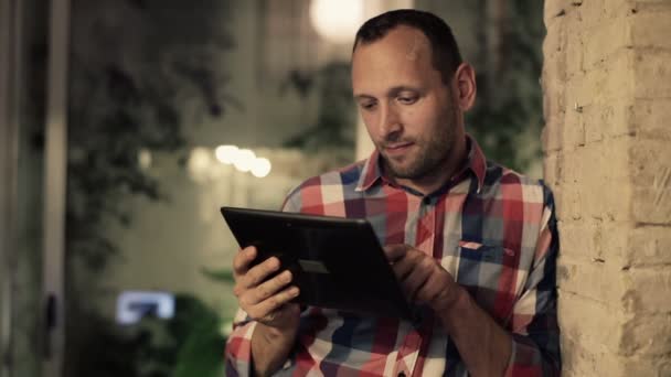Man with tablet computer — Stock Video