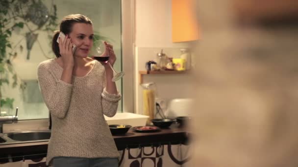 Femme parlant sur son portable et buvant du vin — Video