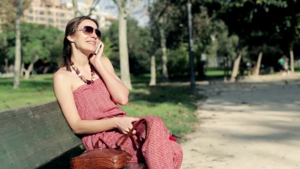 Vrouw in gesprek op mobiele telefoon — Stockvideo