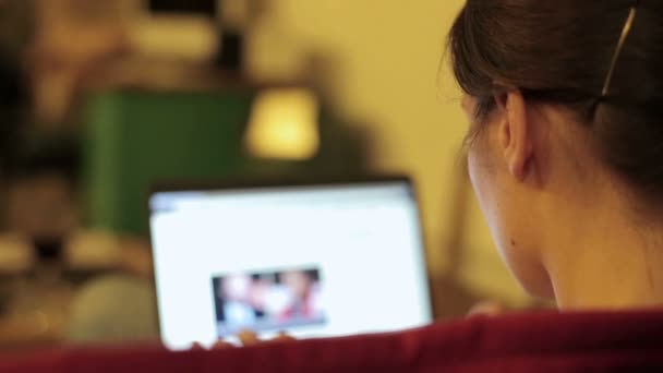 Kvinna surfar internet på laptop — Stockvideo
