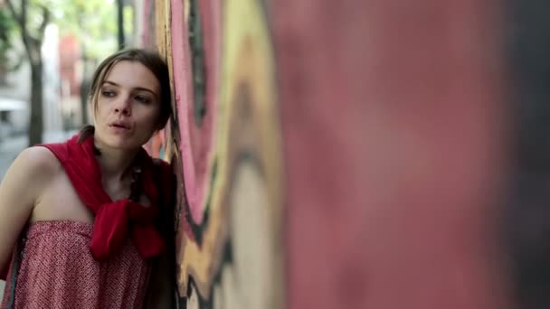 悲伤的女人，被涂鸦墙 — 图库视频影像