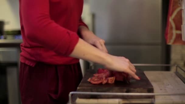 Mujer manos rebanando tomate — Vídeo de stock