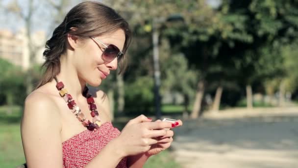 Žena textilie na smartphone — Stock video