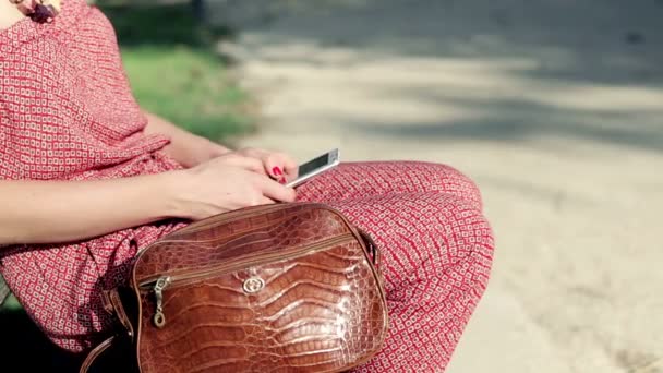 Hände tippen auf dem Smartphone — Stockvideo