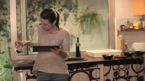 Donna con tablet computer bere vino — Video Stock