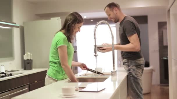 夫妇洗涤和干燥的菜肴 — 图库视频影像