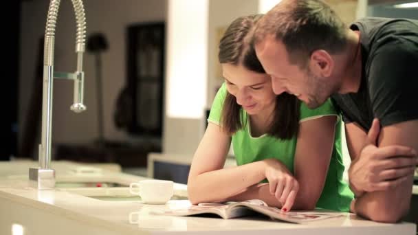 Pareja charlando sobre la revista — Vídeos de Stock