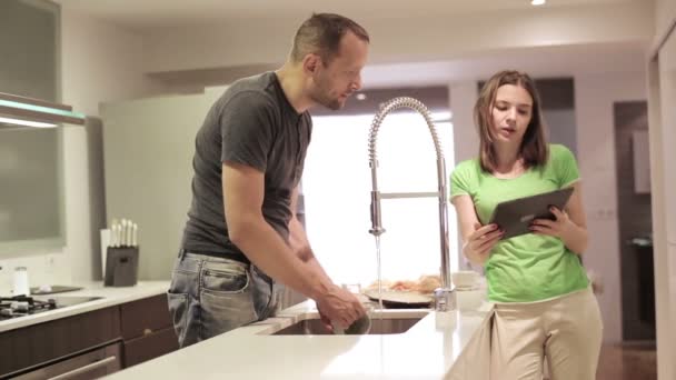 Couple washing dishes — Stock Video