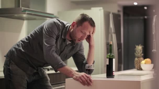 Mann versucht mit dem Trinken aufzuhören — Stockvideo