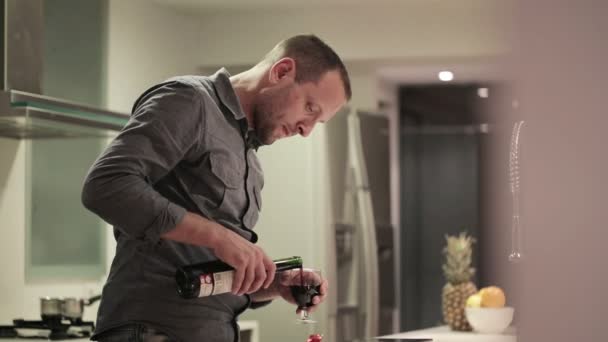 Homme buvant du vin — Video