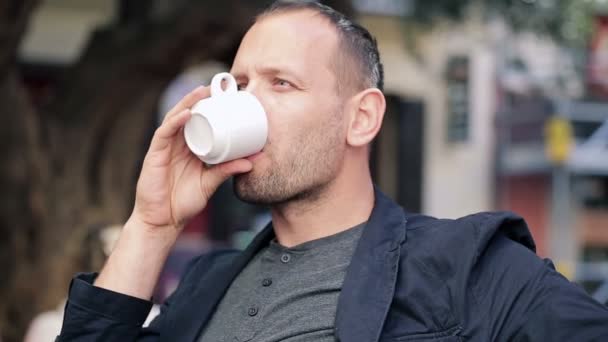 Человек пьет кофе — стоковое видео