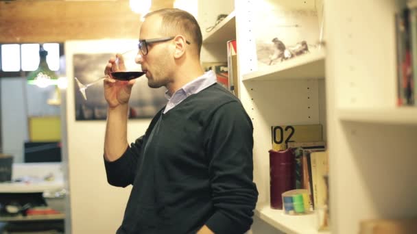 Uomo che beve vino a casa — Video Stock