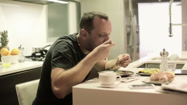 Man eating meal — Stock Video