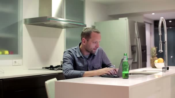 ノートパソコンで働く男 — ストック動画