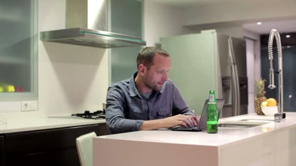 Mann arbeitet am Laptop — Stockvideo