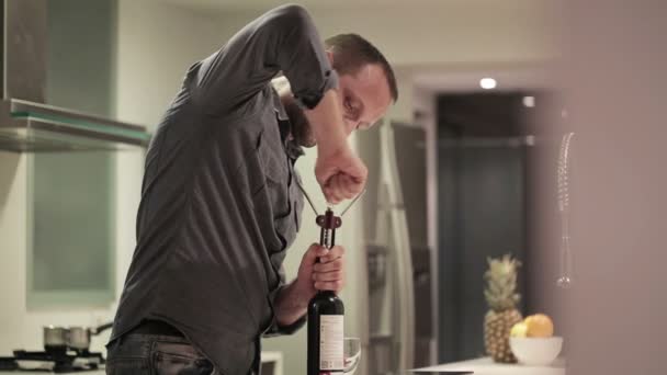 Homme ouverture bouteille vin — Video