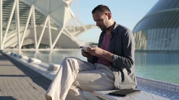 Hombre tomando fotos de paisaje urbano — Vídeos de Stock