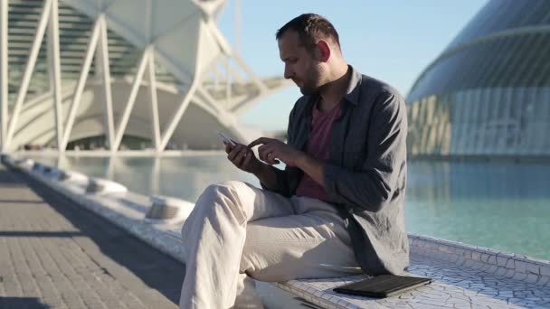 Hombre tomando fotos de sí mismo — Vídeos de Stock