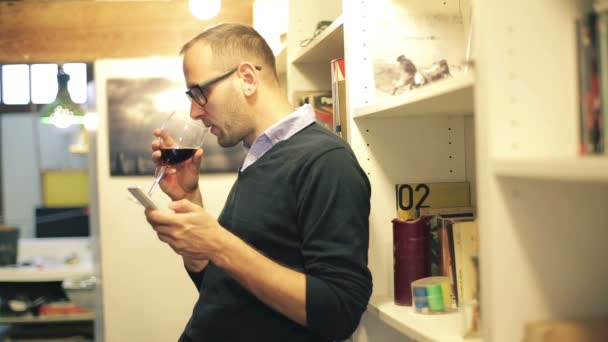 Člověk pije víno doma — Stock video