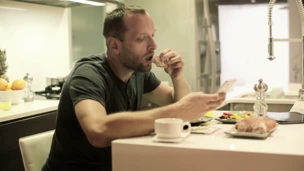 Homme textos sur smartphone pendant le repas — Video